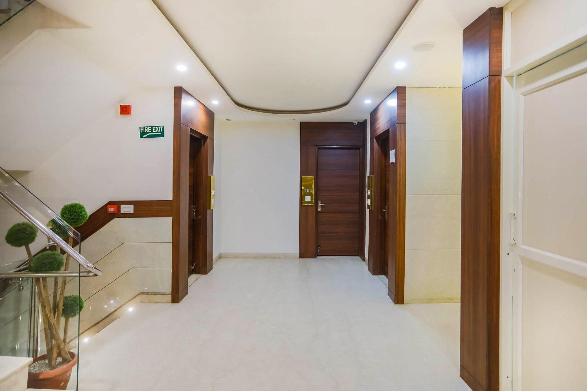 Collection O The Kailash Dev Hotel Нью-Дели Экстерьер фото